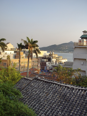 標示C:順重建街而下,可遠眺觀音山,是淡水重要的風景之一(攝影/戴瑞君)