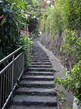 標示B:重建街依山勢拾級而上的路徑,襯托出福佑宮的古蹟空間特色(攝影/梁建新)