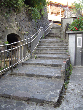 標示D:街屋與巷道間的石階步道,是淡水
漢人市街重要文化空間特色(攝影/戴瑞君)