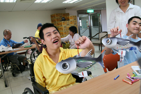 愛德養護中心的住友們動手做烏魚紙雕
(攝影/梁建新)