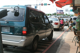 竹圍幾個主要路口車輛違規停放與行人
爭道，常影響交通順暢(攝影/淡水燕)